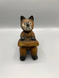 Chat lecteur bois sculpté – Figurine chat assis avec livre doré – Artisanat Indonésie