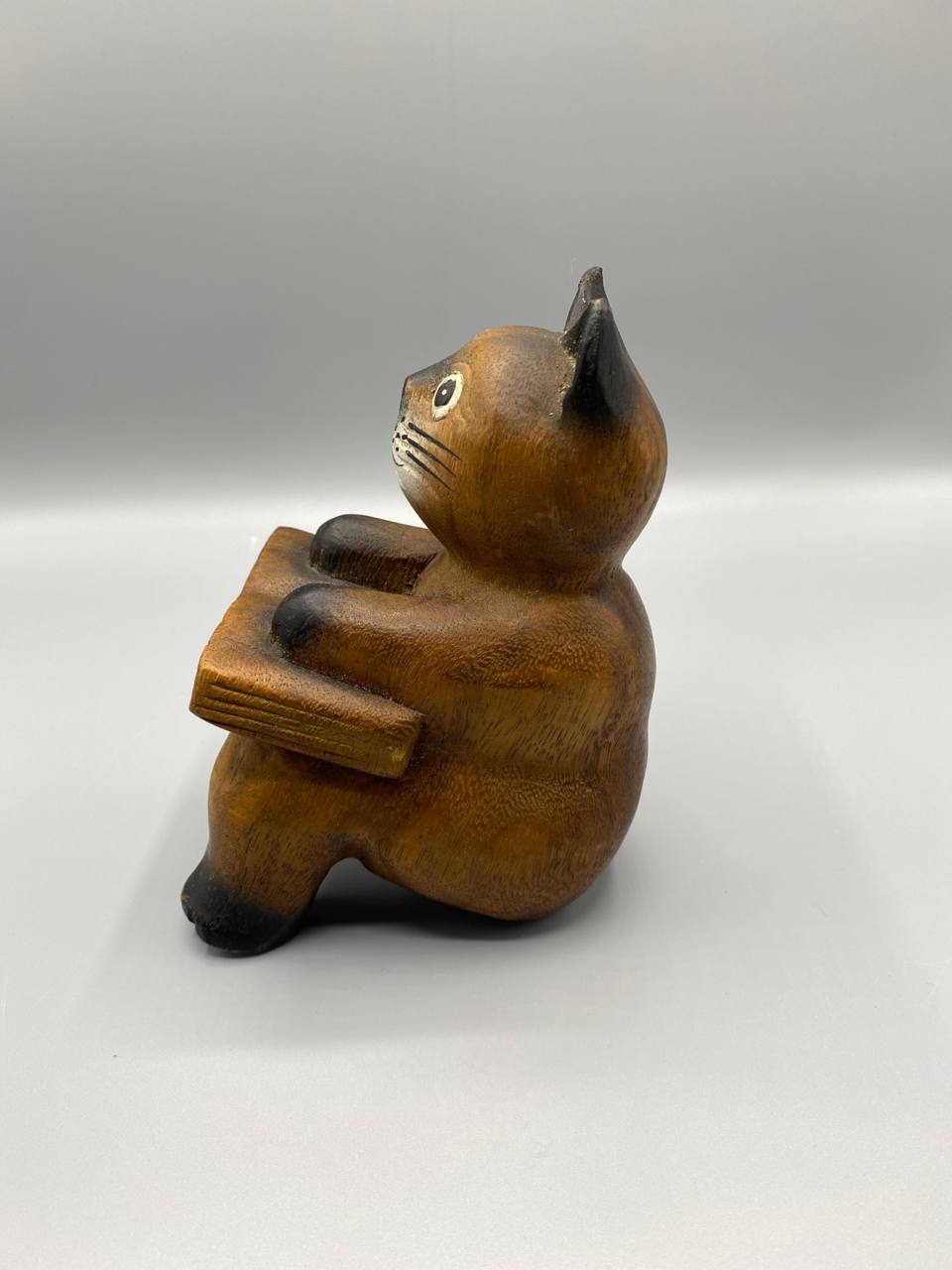 Chat lecteur bois sculpté – Figurine chat assis avec livre doré – Artisanat Indonésie