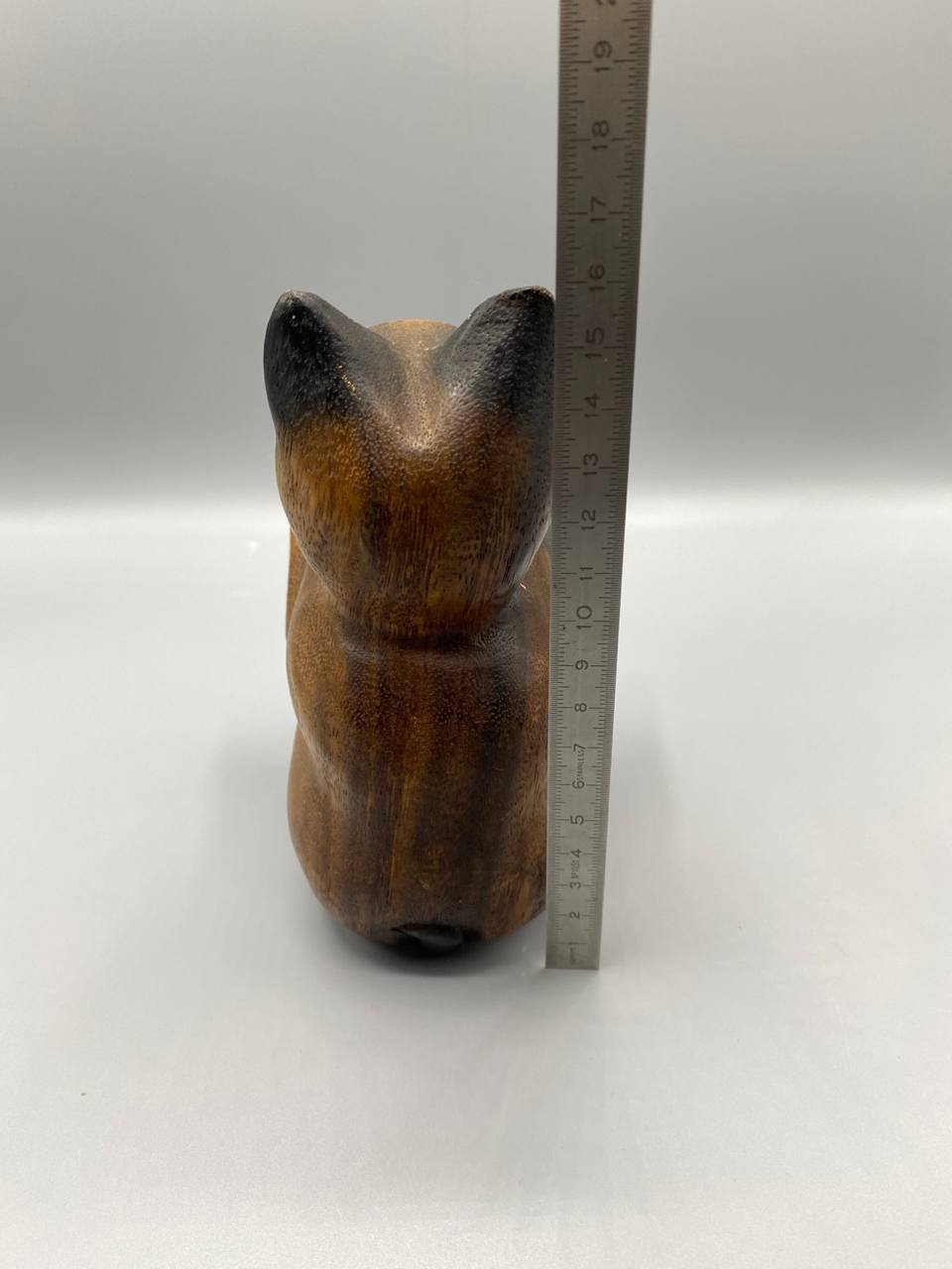 Chat lecteur bois sculpté – Figurine chat assis avec livre doré – Artisanat Indonésie
