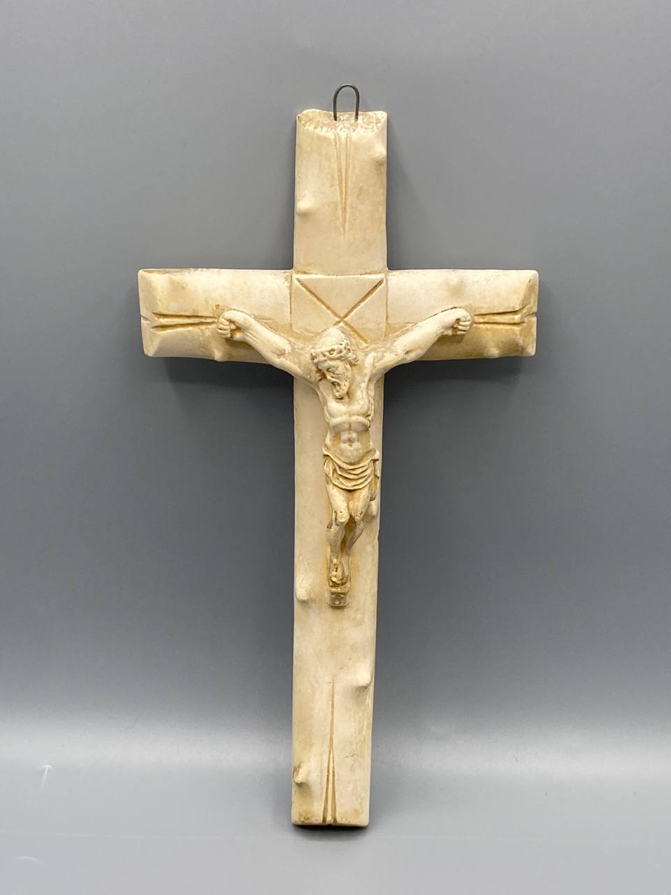 Crucifix mural biscuit de porcelaine – Christ en relief doré – France circa 1870-1900