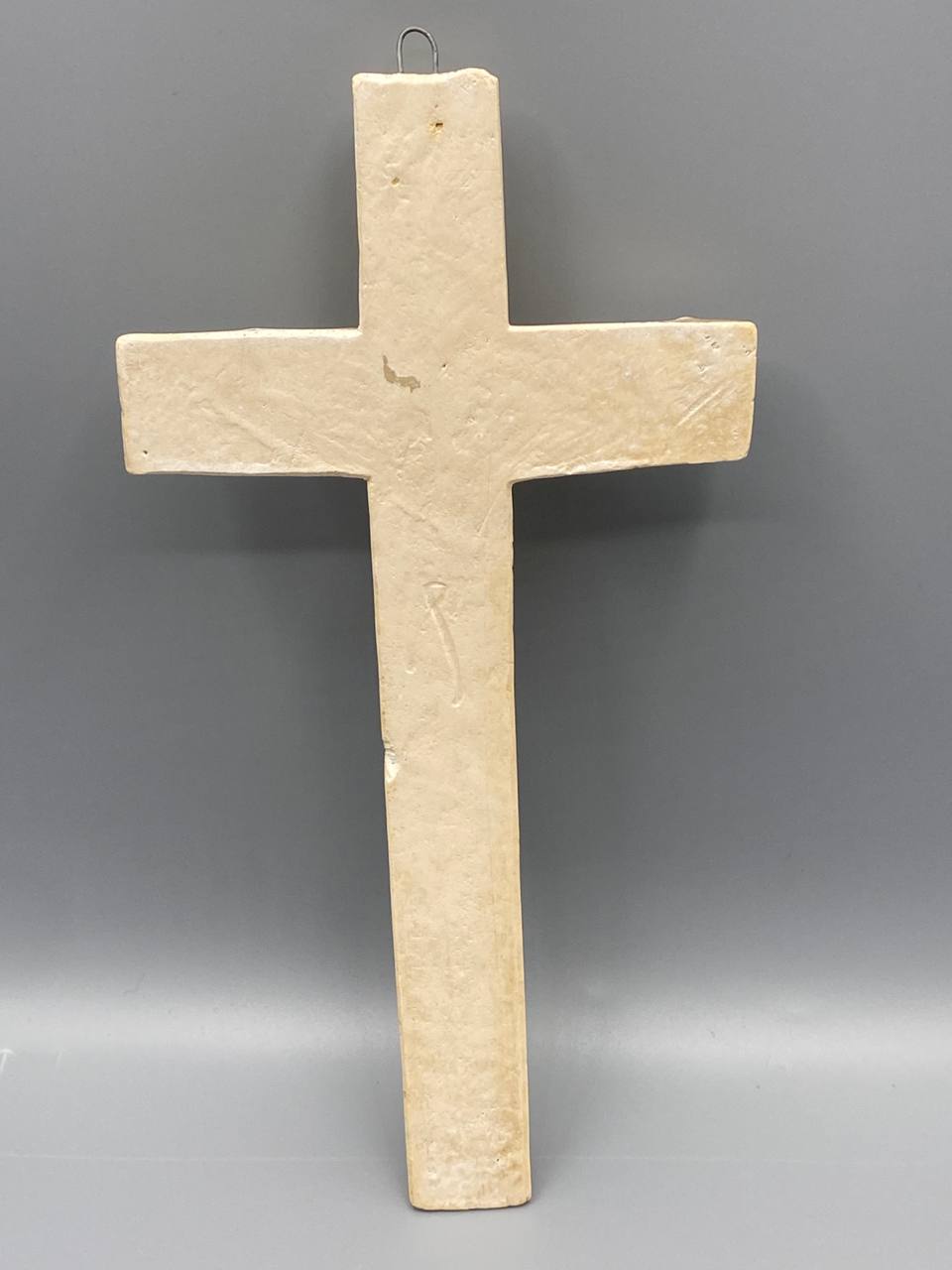 Crucifix mural biscuit de porcelaine – Christ en relief doré – France circa 1870-1900