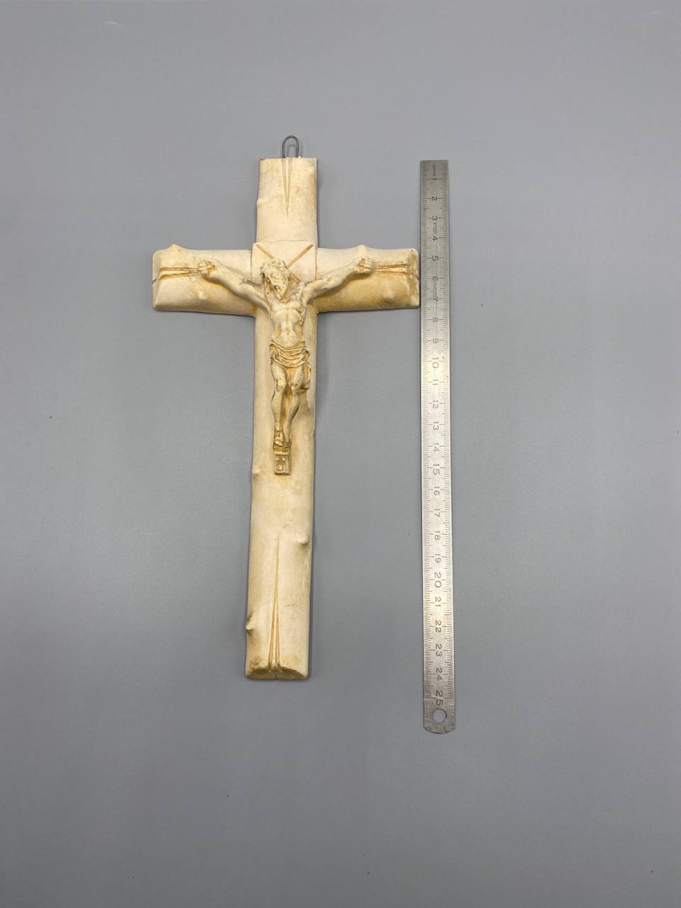 Crucifix mural biscuit de porcelaine – Christ en relief doré – France circa 1870-1900