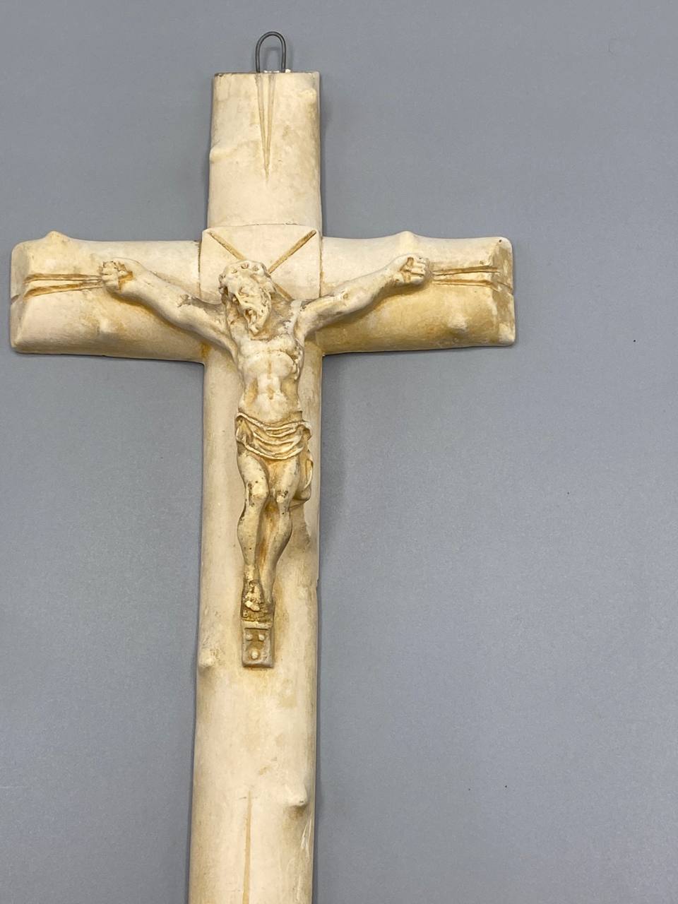 Crucifix mural biscuit de porcelaine – Christ en relief doré – France circa 1870-1900