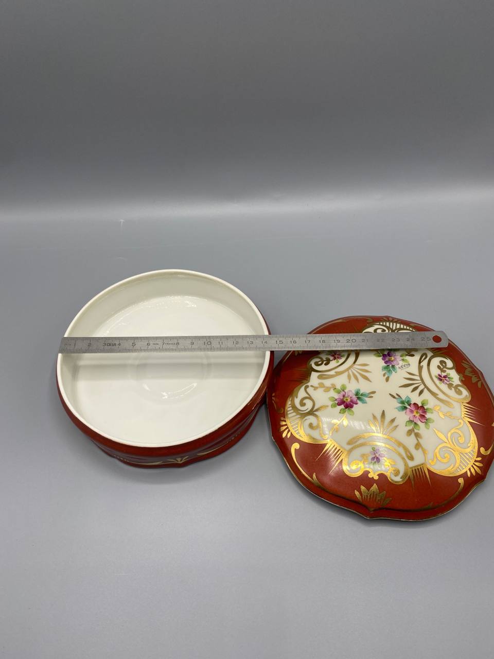 Bonbonnière porcelaine Limoges – Rouge , fleurs peintes main, décor signé déposé