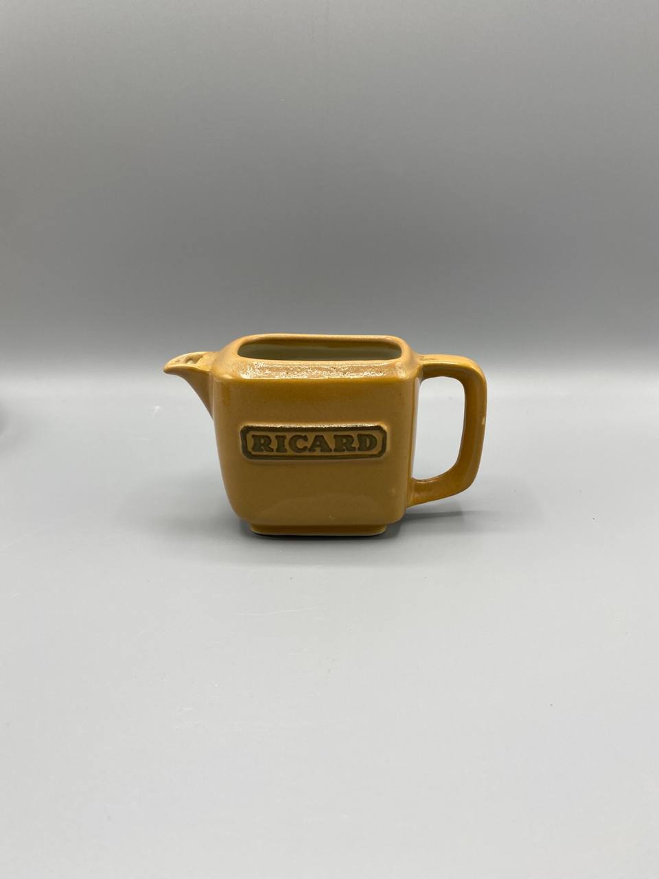 Pichet unidose Ricard céramique jaune moutarde – Modèle carré – Service de bistrot