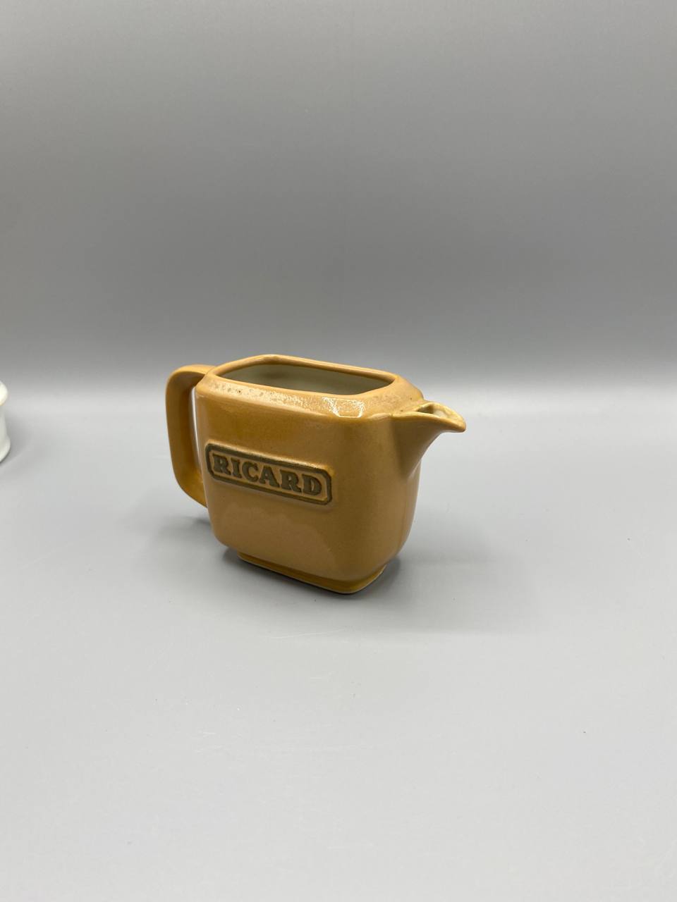 Pichet unidose Ricard céramique jaune moutarde – Modèle carré – Service de bistrot