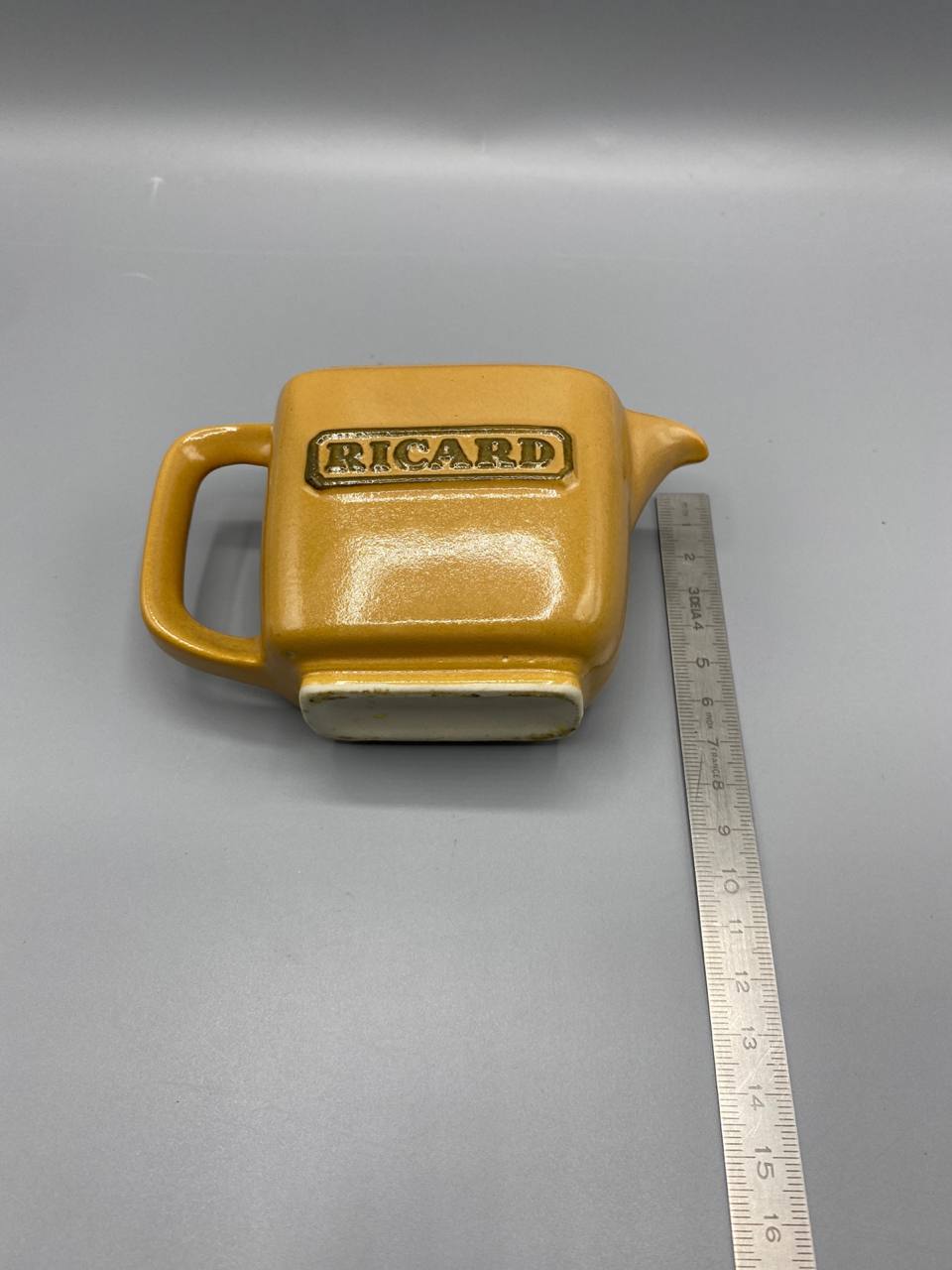 Pichet unidose Ricard céramique jaune moutarde – Modèle carré – Service de bistrot