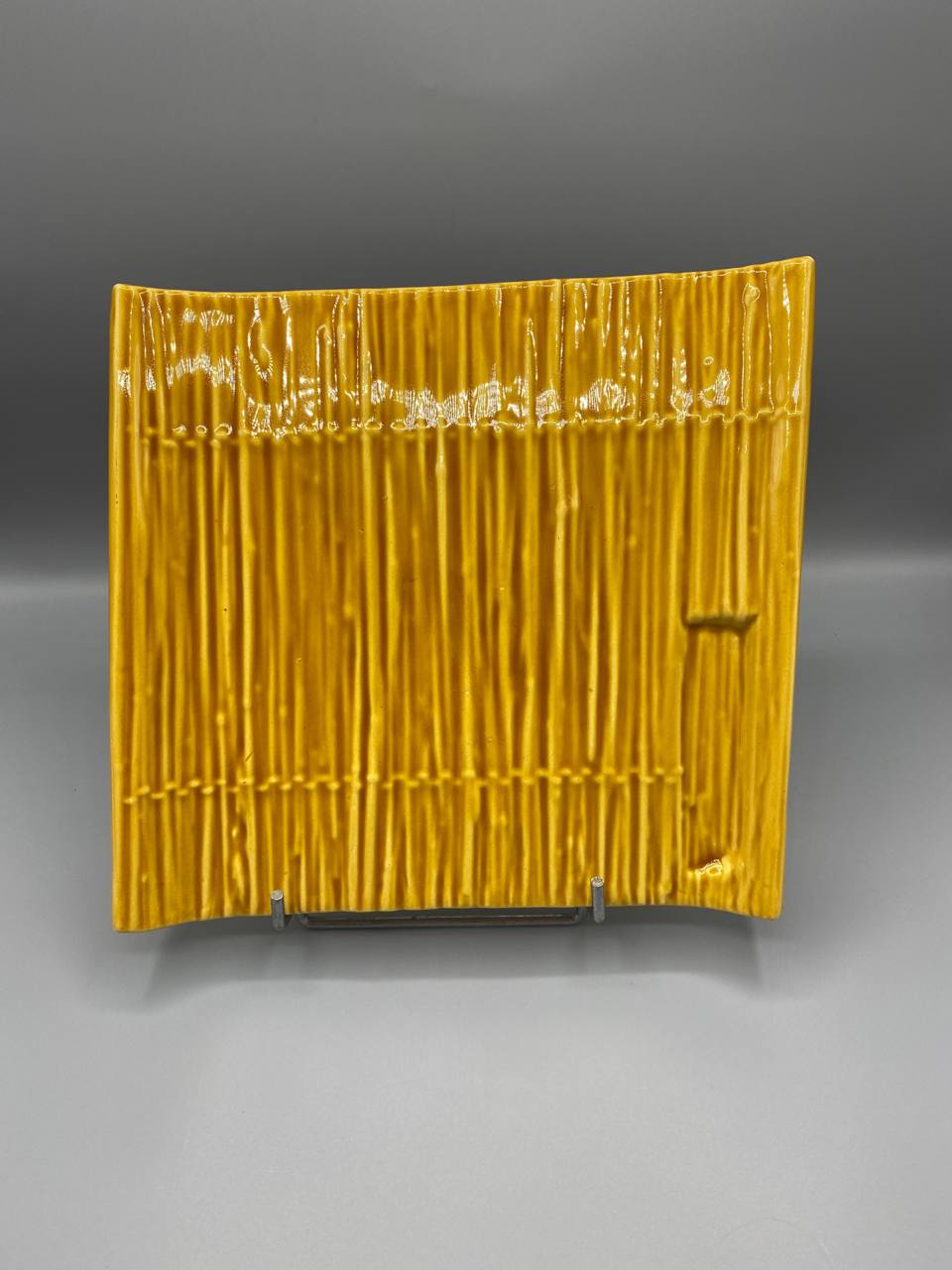 Plat à fromage céramique jaune moutarde – Cannelures manuelles – Encoche couteau
