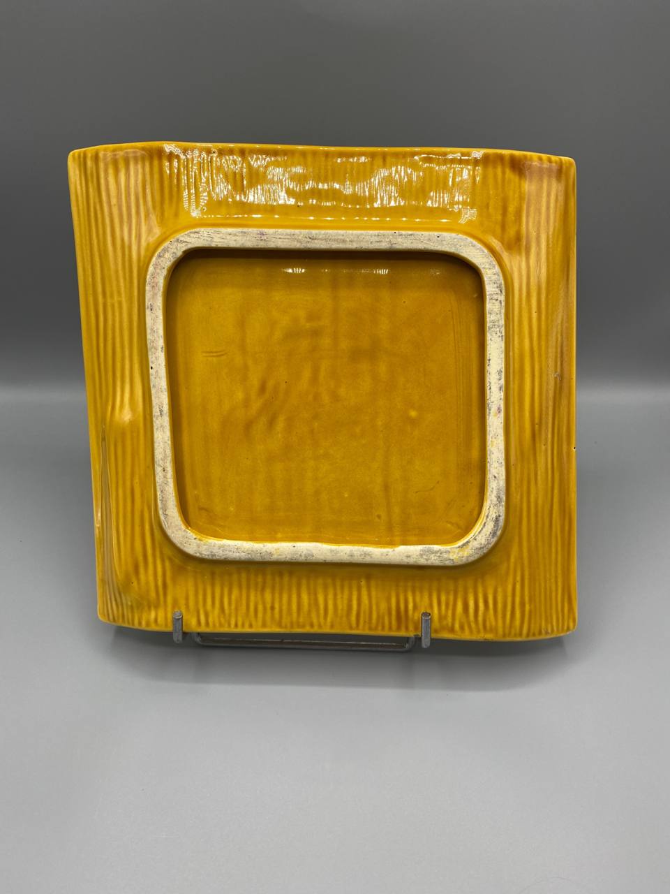 Plat à fromage céramique jaune moutarde – Cannelures manuelles – Encoche couteau