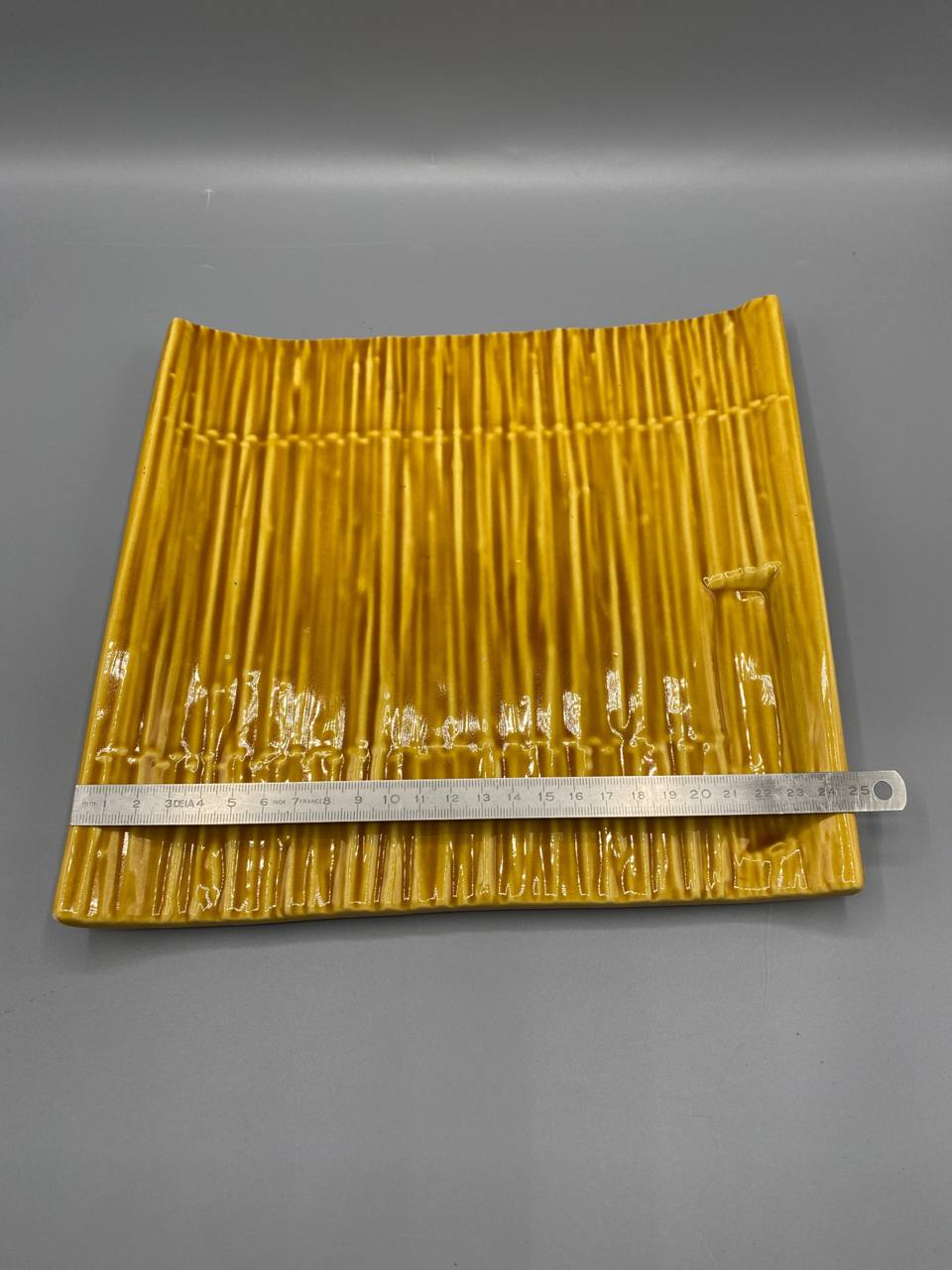 Plat à fromage céramique jaune moutarde – Cannelures manuelles – Encoche couteau