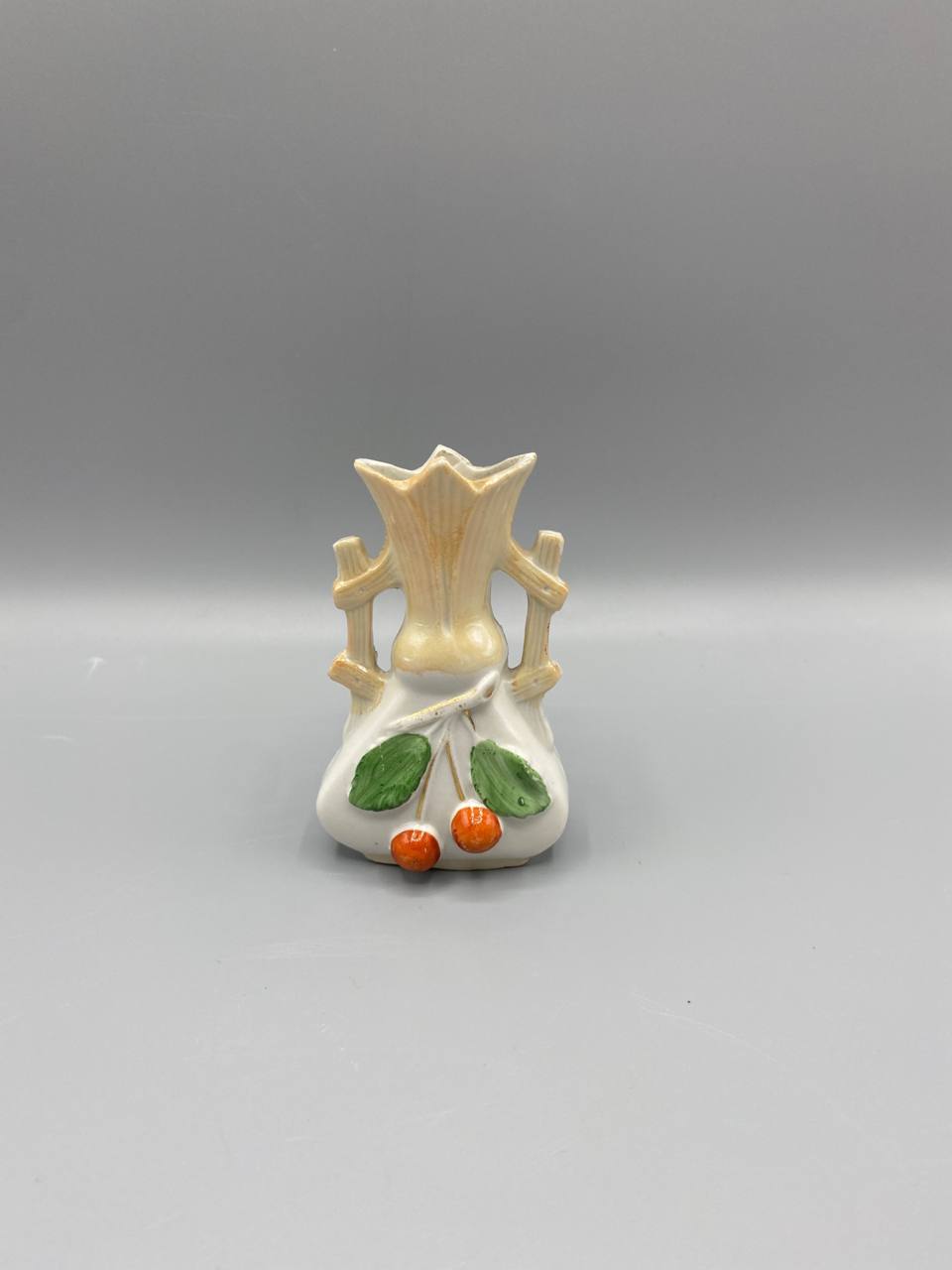 Soliflore porcelaine ivoire – Deux anses branches – Décor cerises en relief