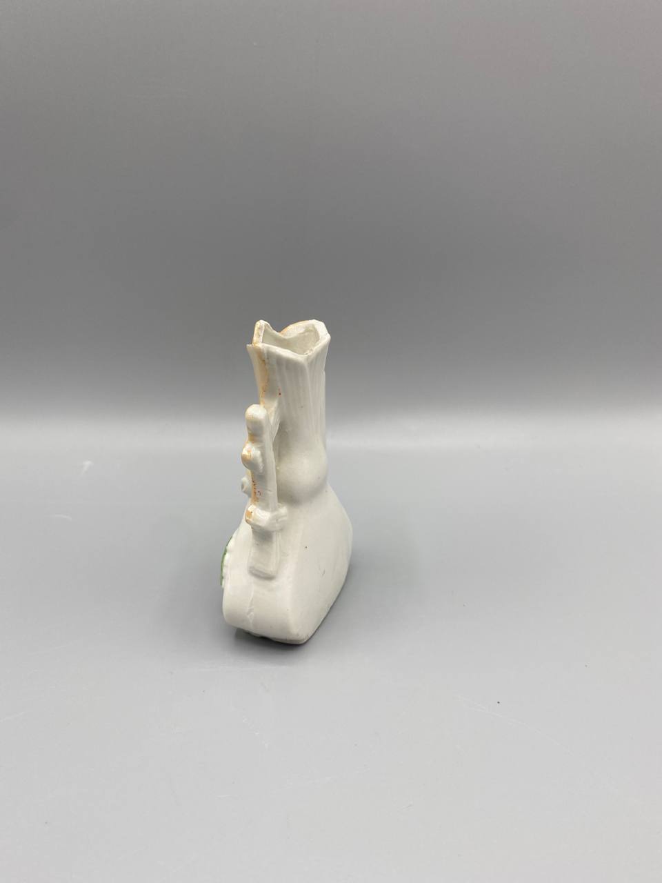 Soliflore porcelaine ivoire – Deux anses branches – Décor cerises en relief