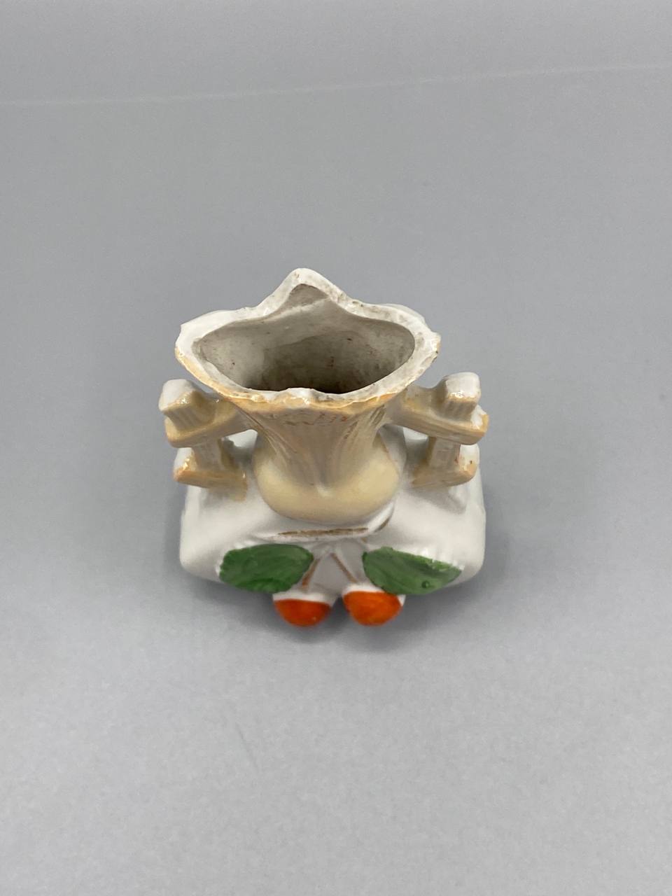 Soliflore porcelaine ivoire – Deux anses branches – Décor cerises en relief