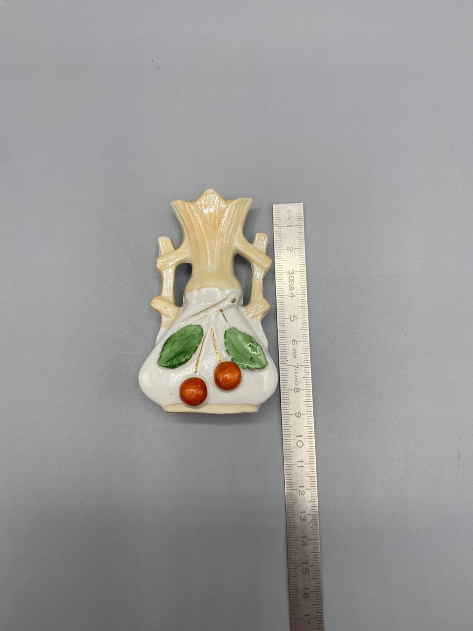 Soliflore porcelaine ivoire – Deux anses branches – Décor cerises en relief