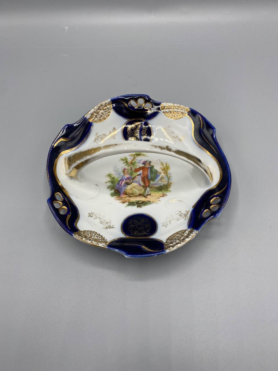 Coupe porcelaine bleu de cobalt et or – Scène galante style Watteau – Deux anses ajourées