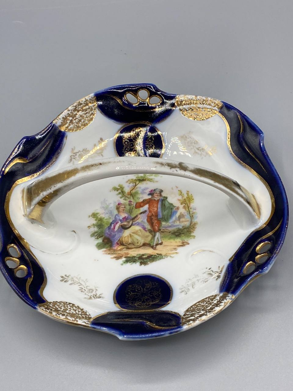 Coupe porcelaine bleu de cobalt et or – Scène galante style Watteau – Deux anses ajourées