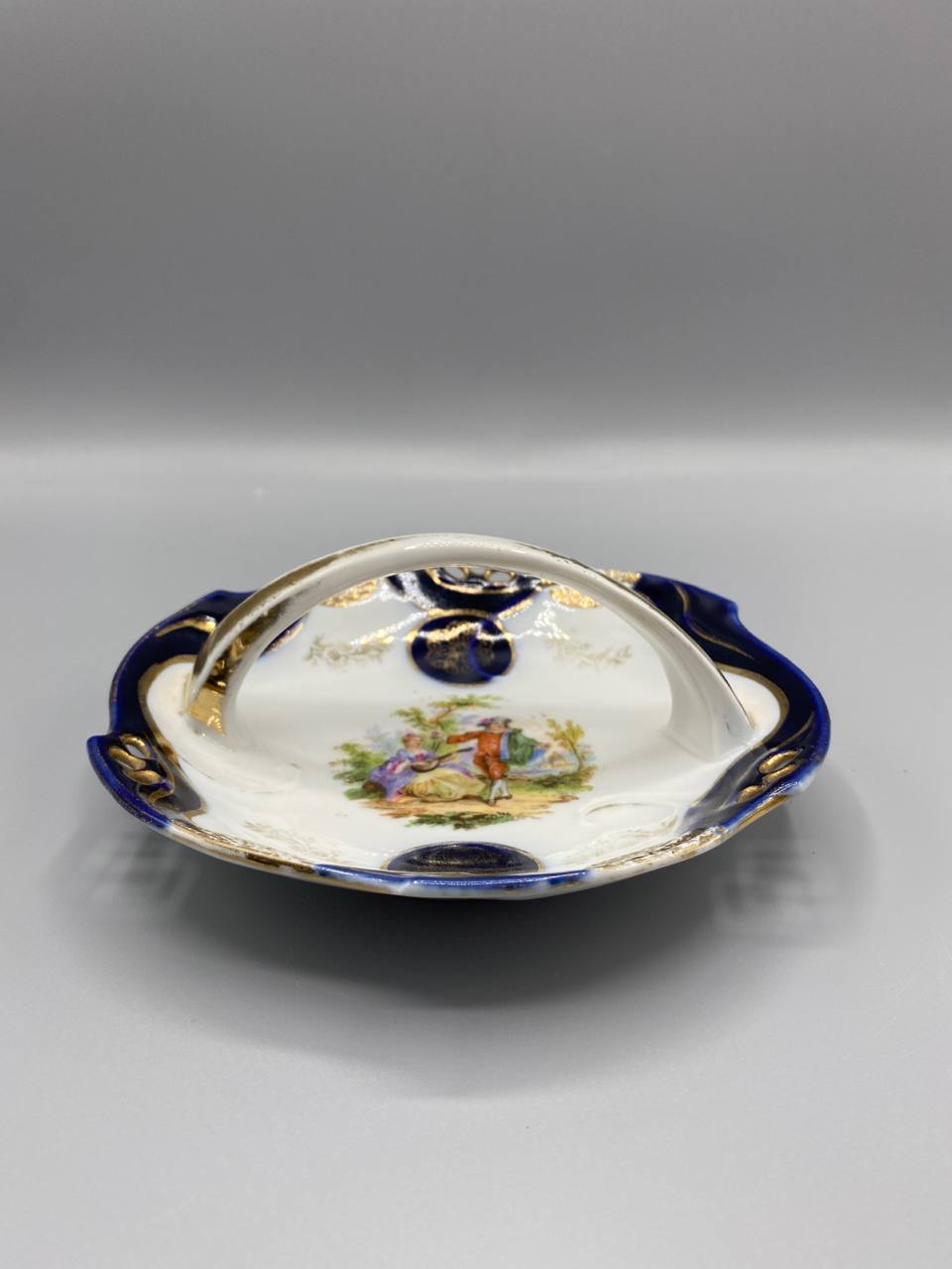Coupe porcelaine bleu de cobalt et or – Scène galante style Watteau – Deux anses ajourées