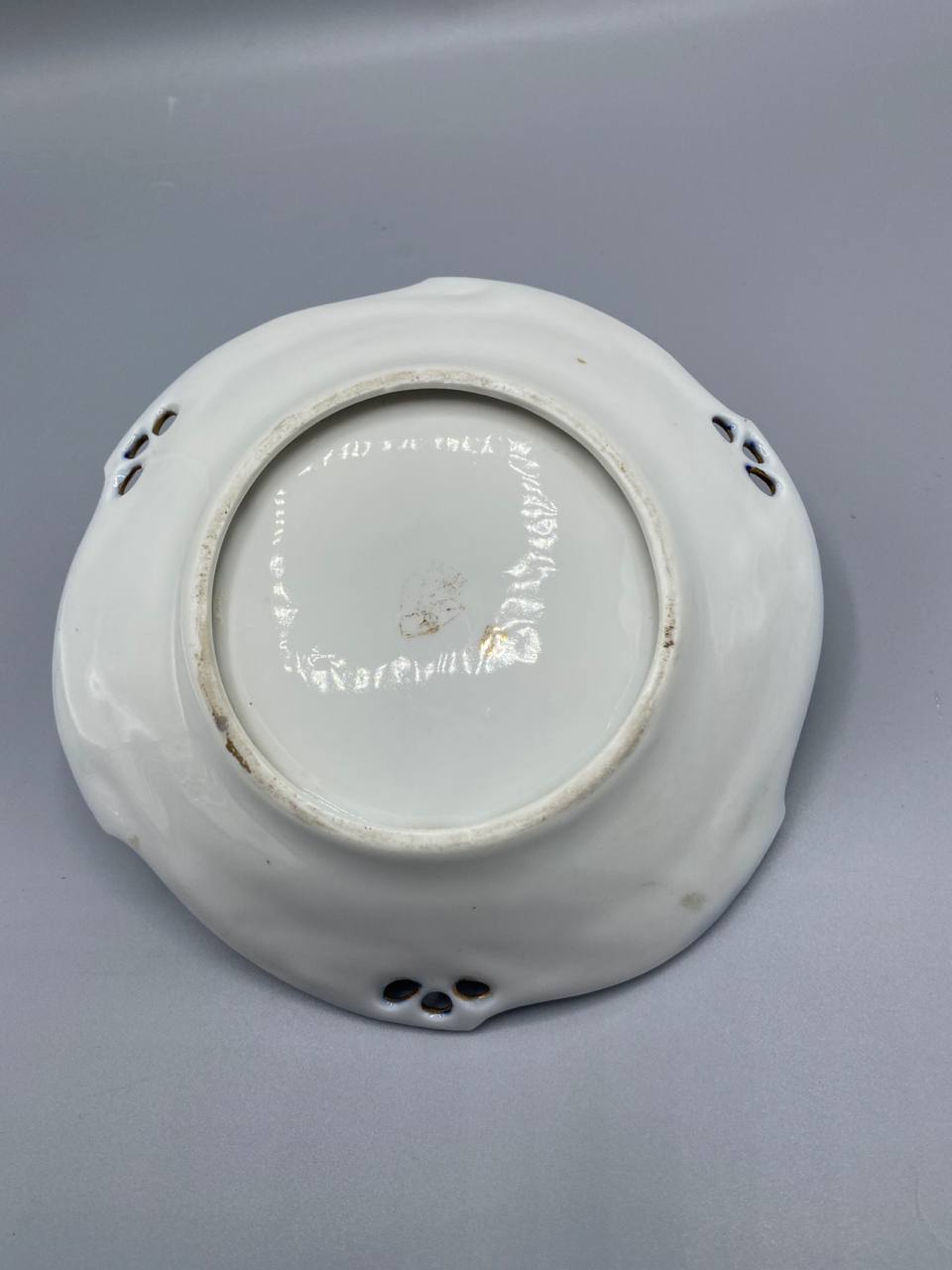 Coupe porcelaine bleu de cobalt et or – Scène galante style Watteau – Deux anses ajourées