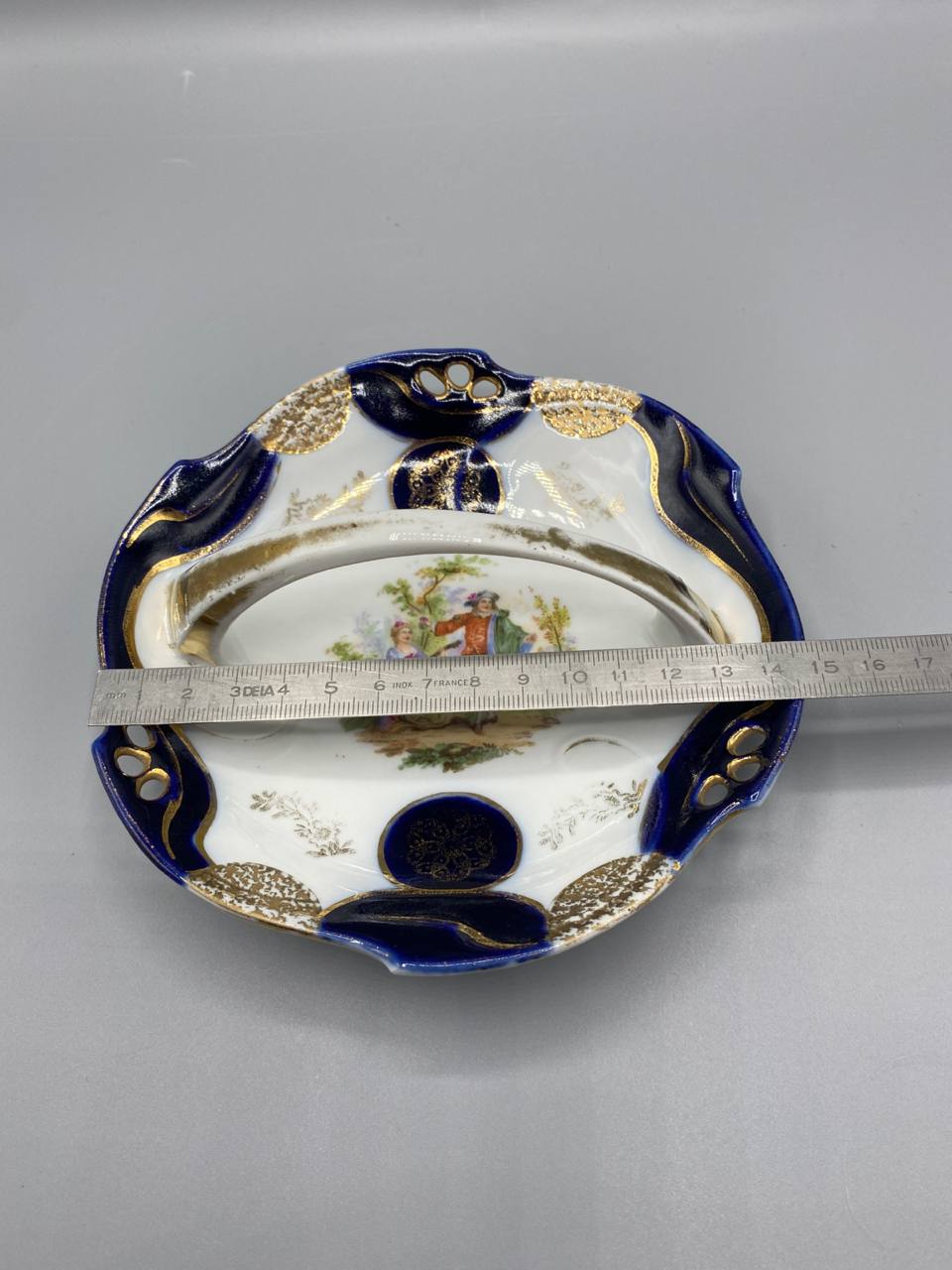 Coupe porcelaine bleu de cobalt et or – Scène galante style Watteau – Deux anses ajourées
