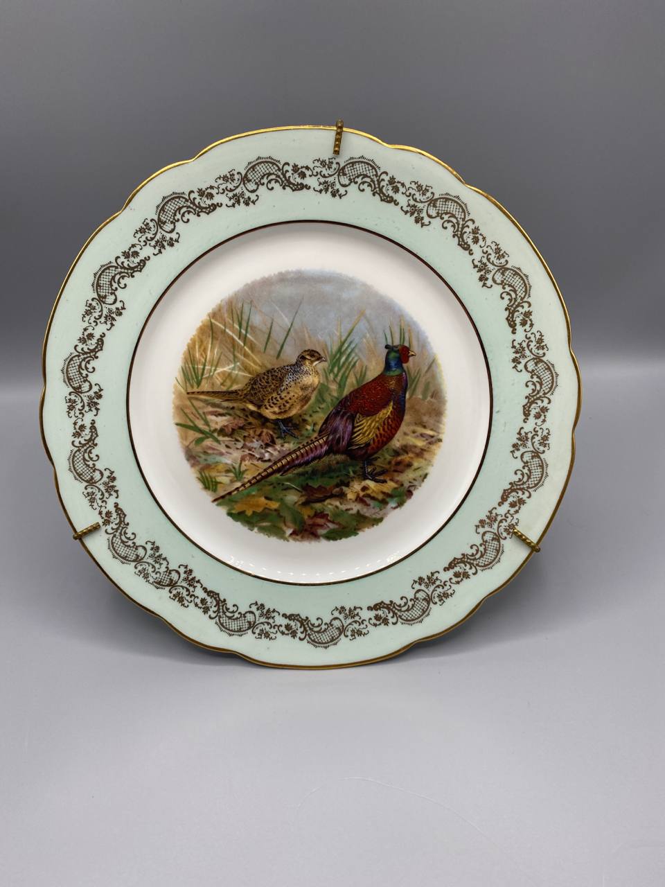 Assiette murale en porcelaine de Limoges à décor de faisans, XXe siècle