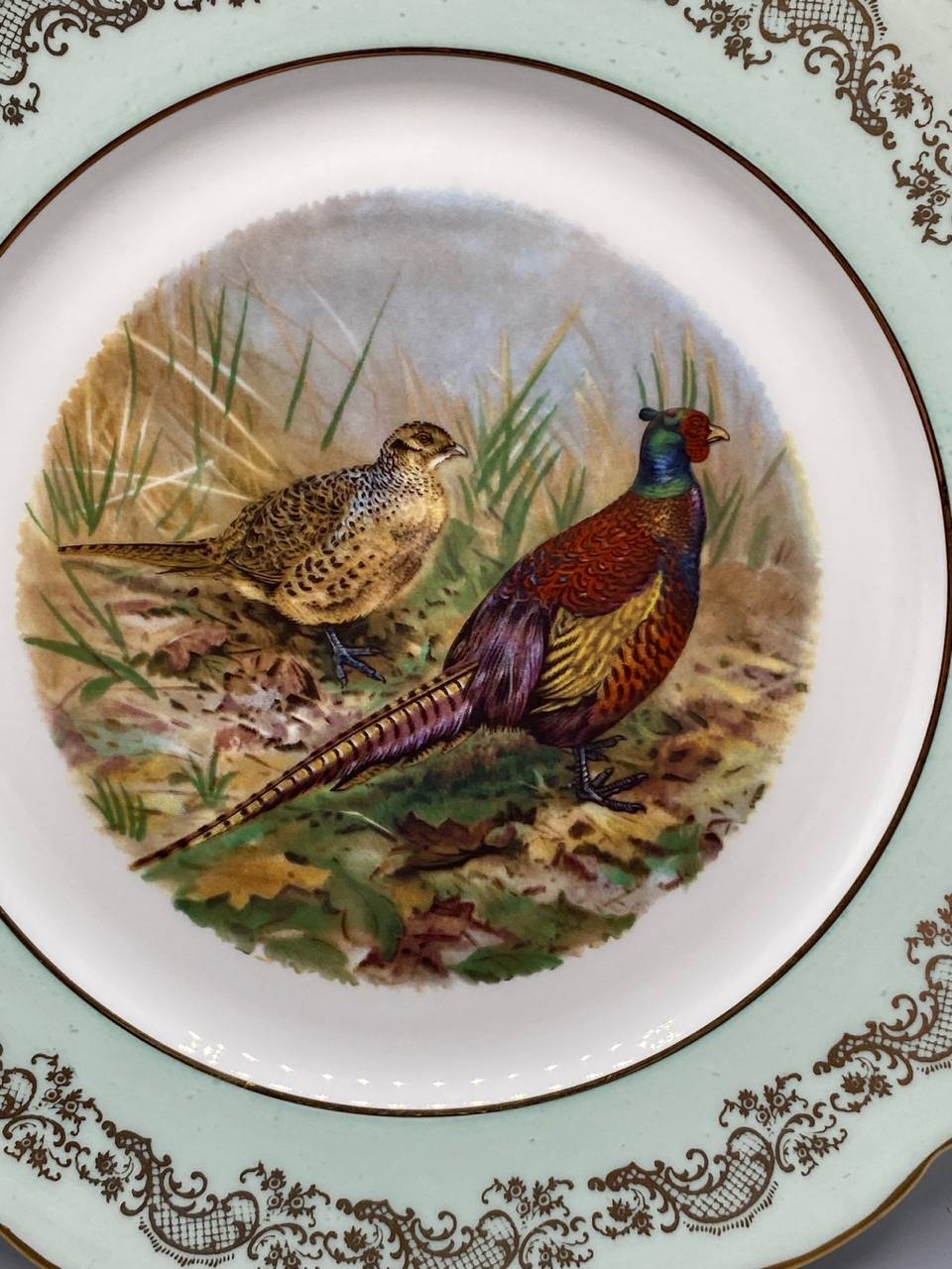 Assiette murale en porcelaine de Limoges à décor de faisans, XXe siècle