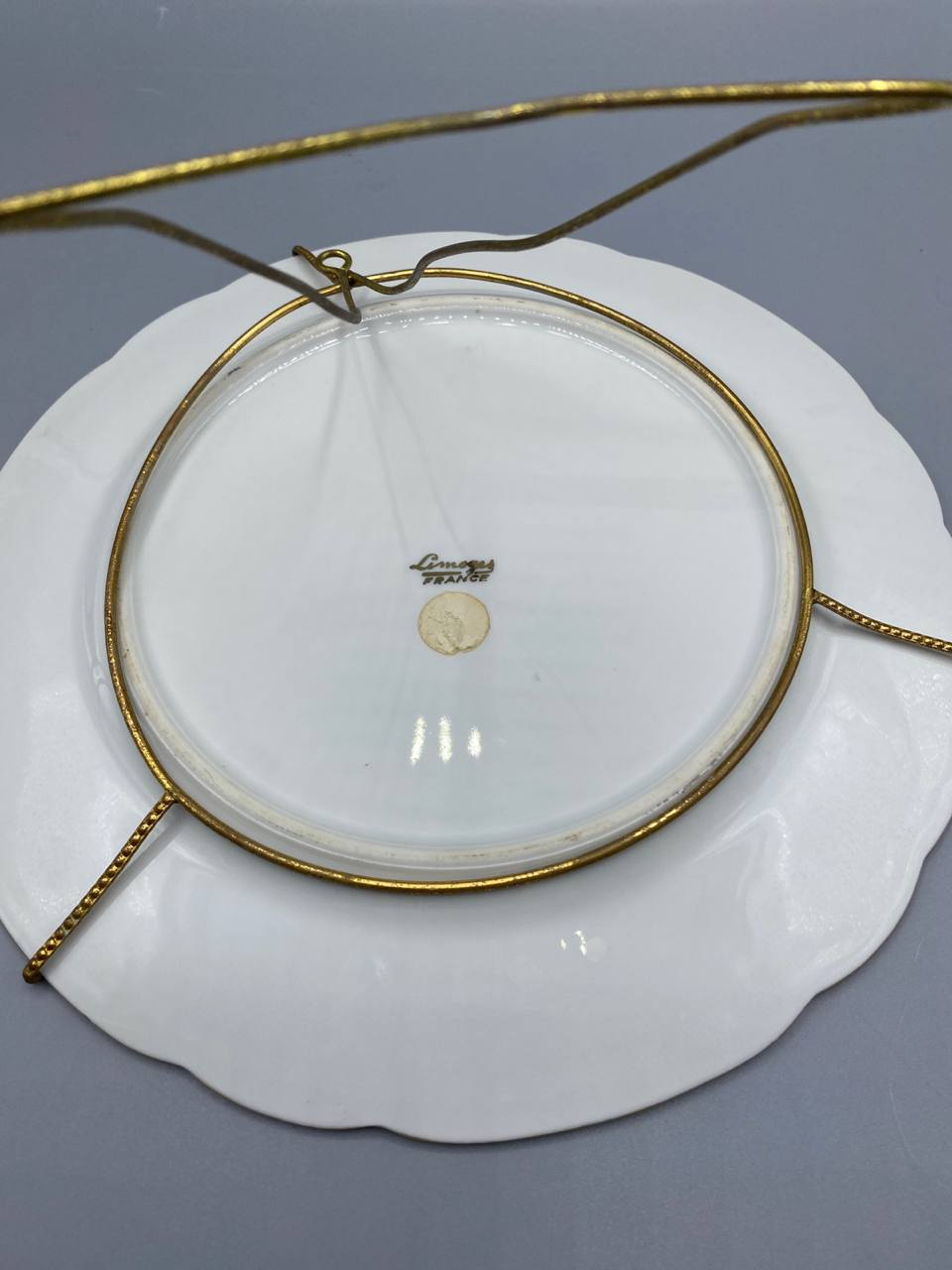 Assiette murale en porcelaine de Limoges à décor de faisans, XXe siècle