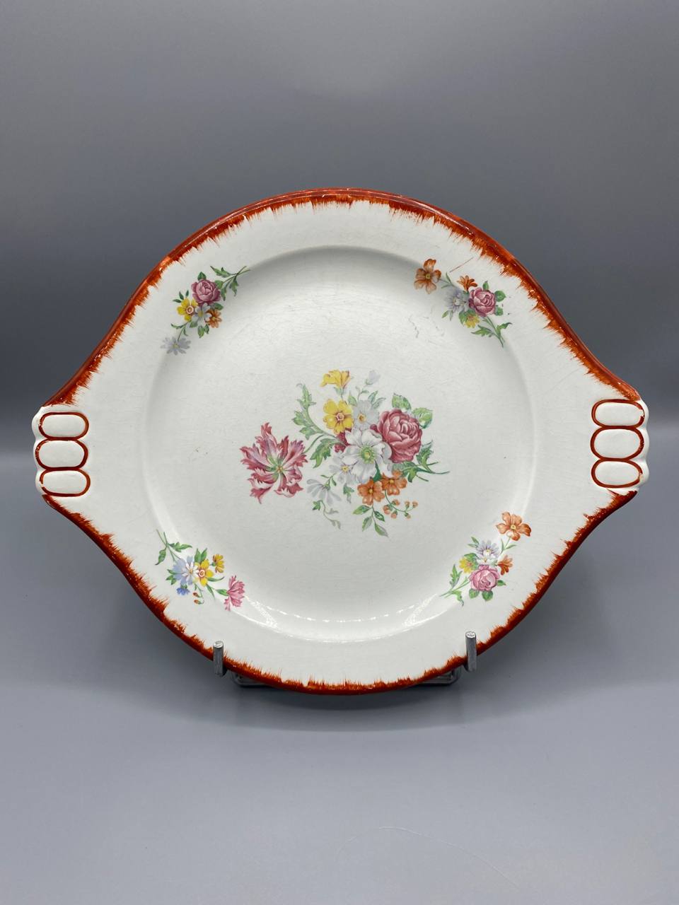 Plat à oreilles en faïence à décor floral, France, XXe siècle