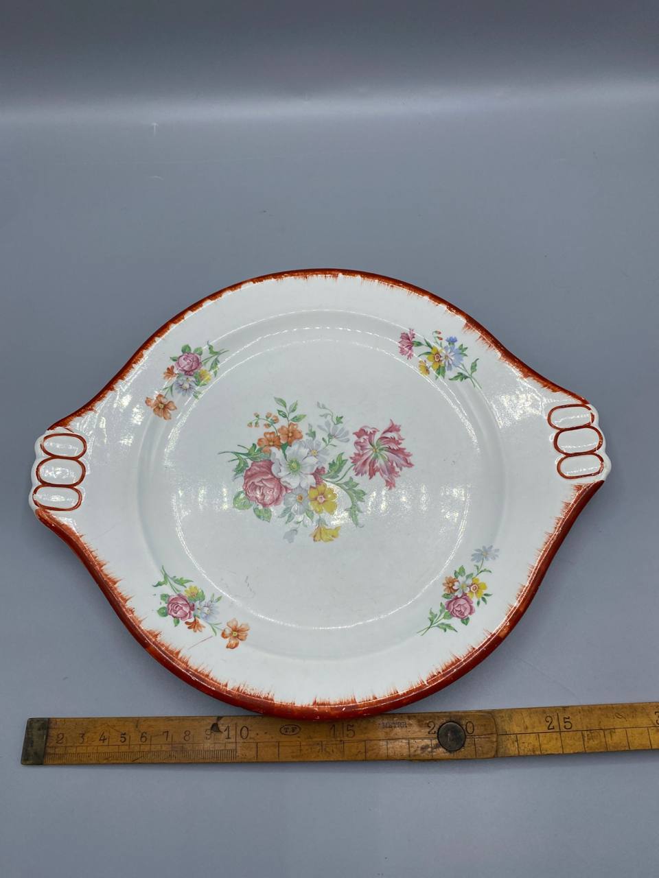 Plat à oreilles en faïence à décor floral, France, XXe siècle