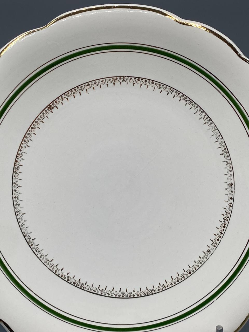 Plat à gâteau faïence Digoin Sarreguemines – Modèle Vendôme – Filets verts et or
