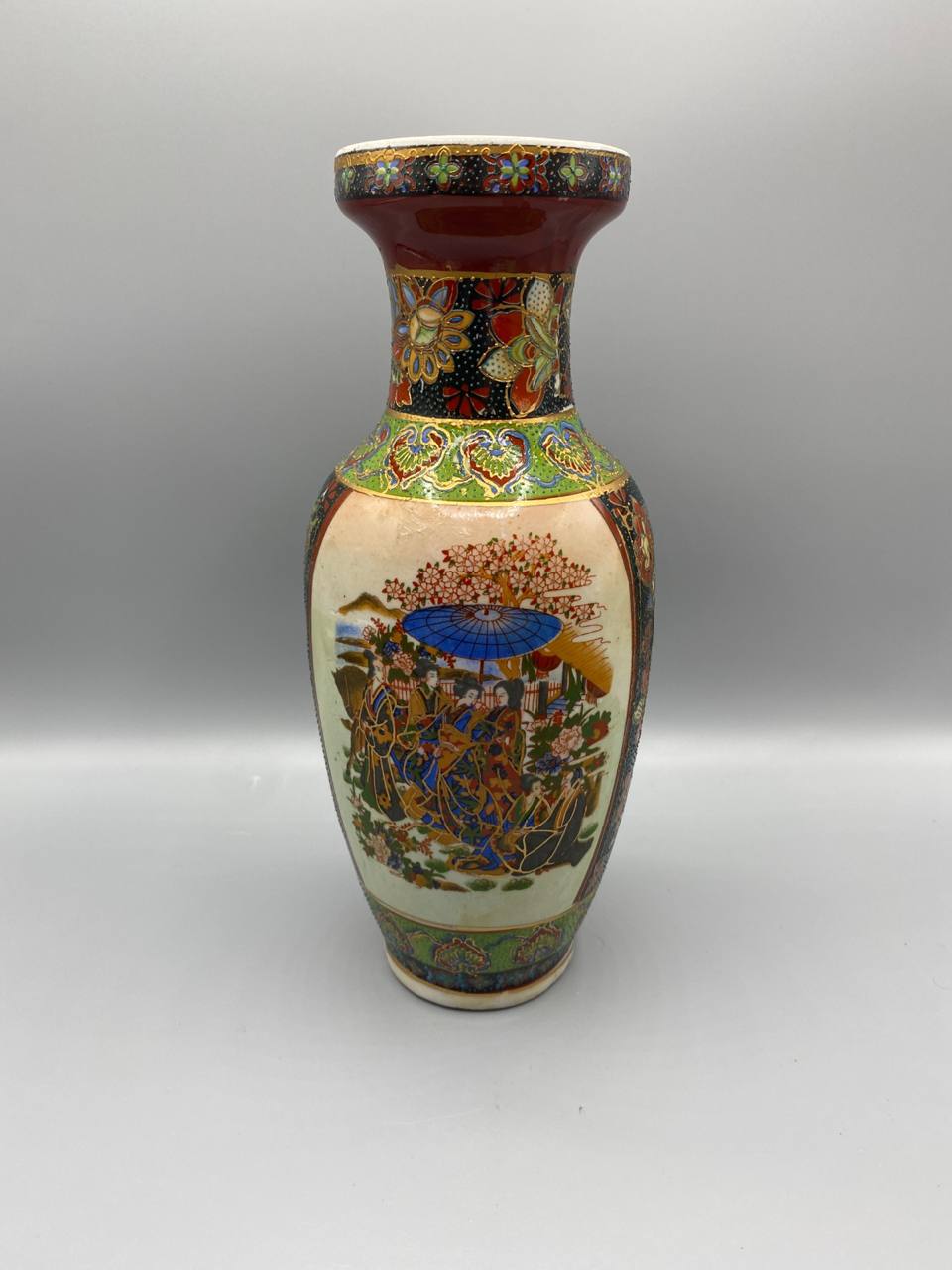 Vase balustre style Satsuma – Décor de cour impériale et papillons – H. 30 cm
