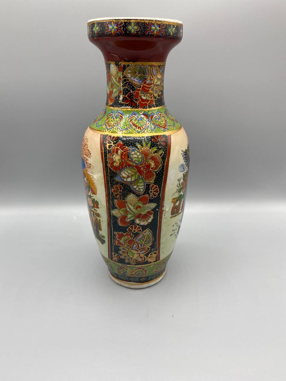 Vase balustre style Satsuma – Décor de cour impériale et papillons – H. 30 cm
