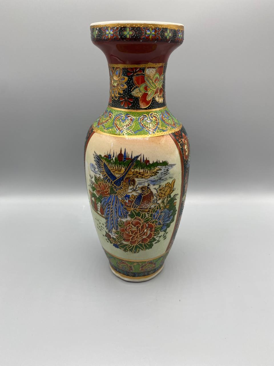 Vase balustre style Satsuma – Décor de cour impériale et papillons – H. 30 cm