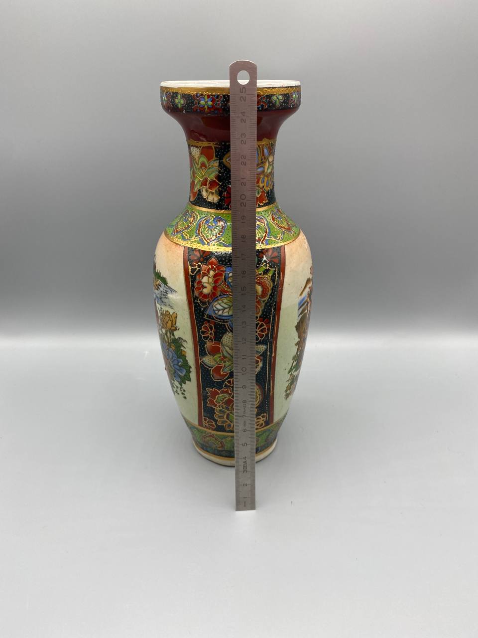 Vase balustre style Satsuma – Décor de cour impériale et papillons – H. 30 cm