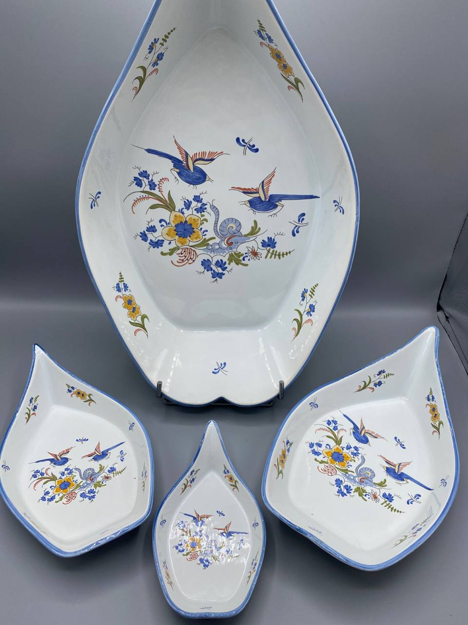 Ensemble 4 pièces gigognes faïence La Chapelle-des-Pots – Décor saintongeais oiseaux bleus