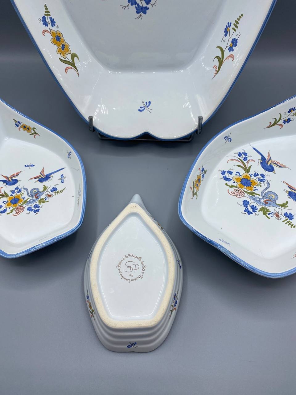 Ensemble 4 pièces gigognes faïence La Chapelle-des-Pots – Décor saintongeais oiseaux bleus