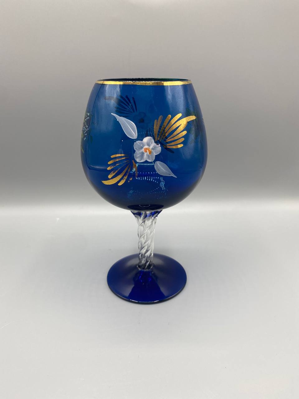 Verre bleu cobalt décor floral émaillé pied torsadé vintage