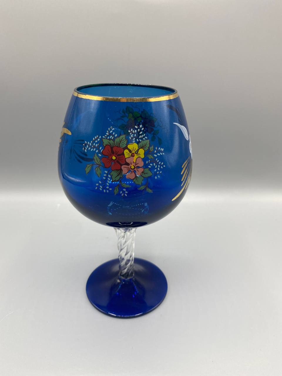 Verre bleu cobalt décor floral émaillé pied torsadé vintage