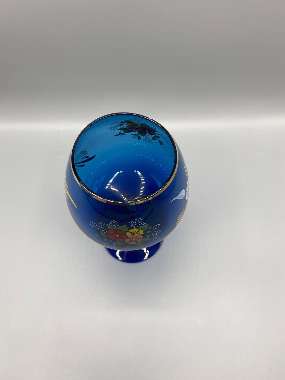 Verre bleu cobalt décor floral émaillé pied torsadé vintage