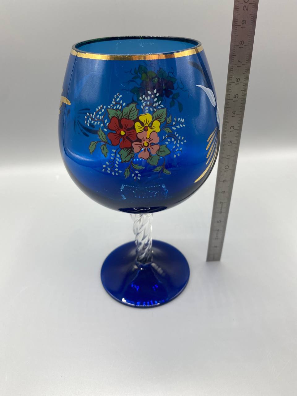 Verre bleu cobalt décor floral émaillé pied torsadé vintage