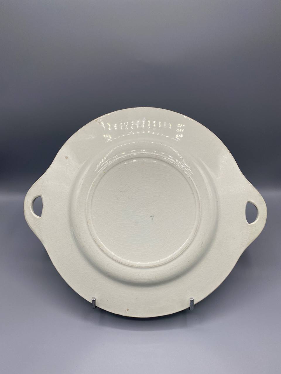 Plat de service à anses ajourées en faïence crème – Esprit Art Déco – France