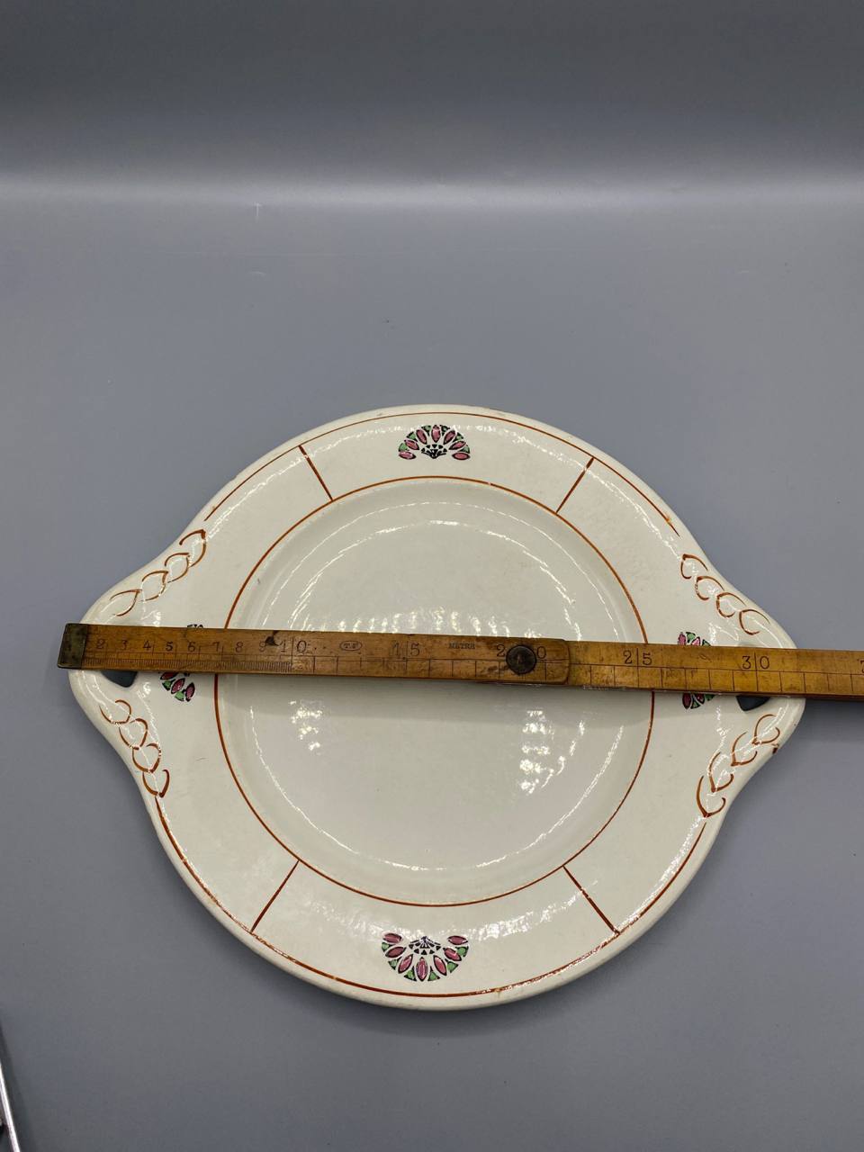 Plat de service à anses ajourées en faïence crème – Esprit Art Déco – France