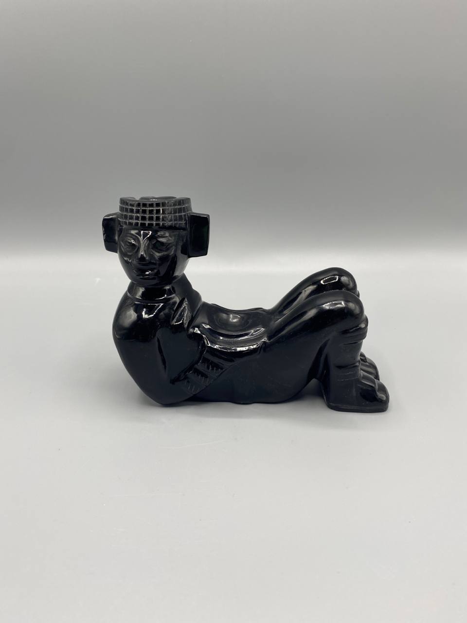 Sculpture Chac Mool en onyx noir – figure mésoaméricaine style aztèque – Mexique XXe