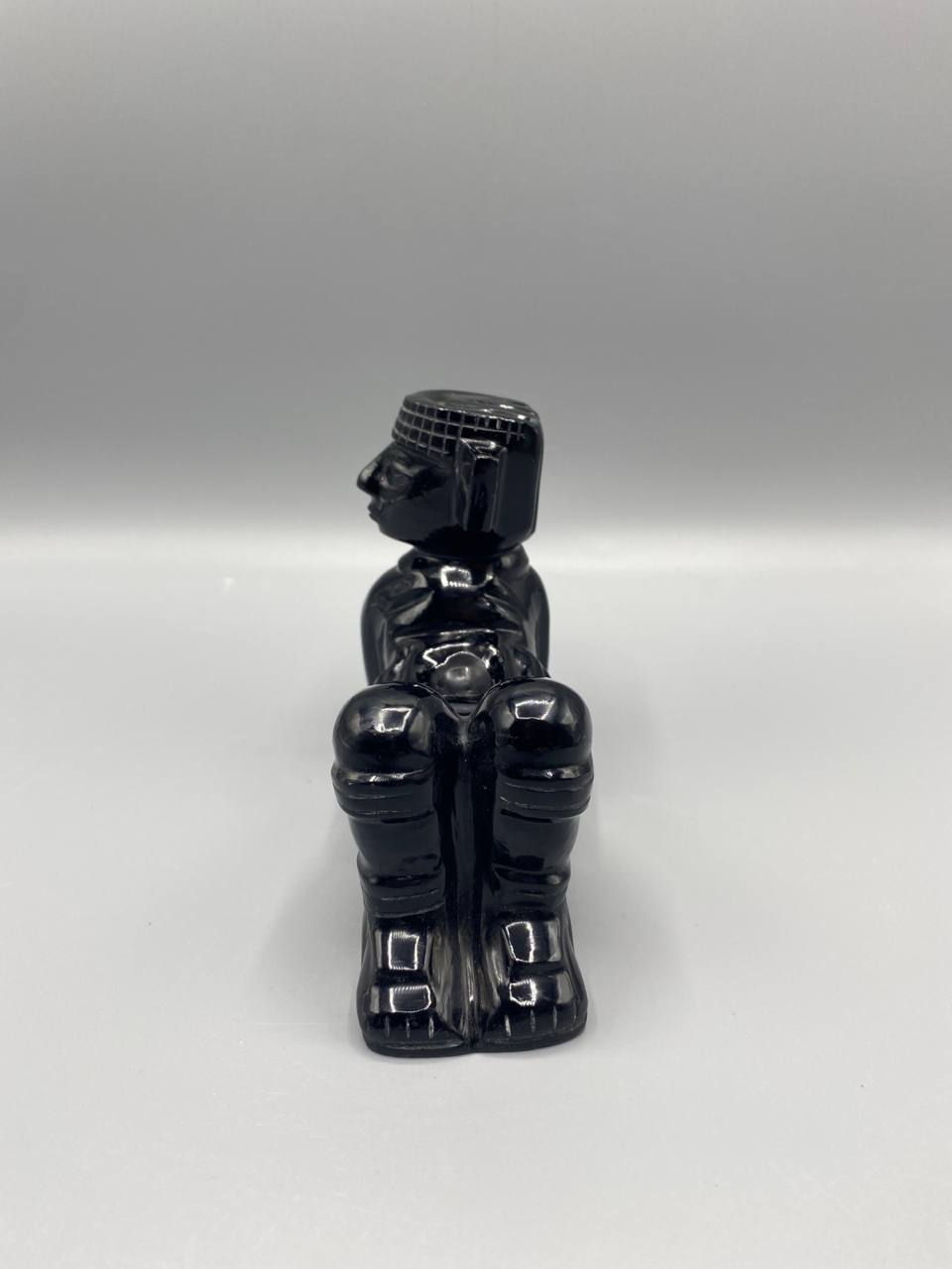 Sculpture Chac Mool en onyx noir – figure mésoaméricaine style aztèque – Mexique XXe