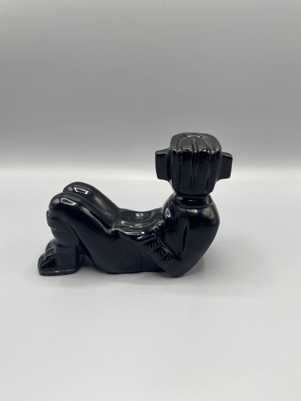 Sculpture Chac Mool en onyx noir – figure mésoaméricaine style aztèque – Mexique XXe