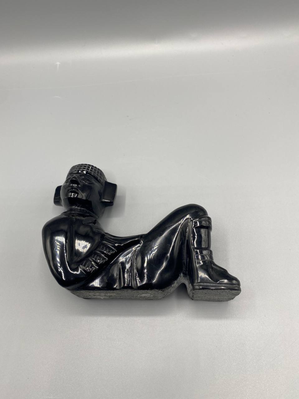 Sculpture Chac Mool en onyx noir – figure mésoaméricaine style aztèque – Mexique XXe