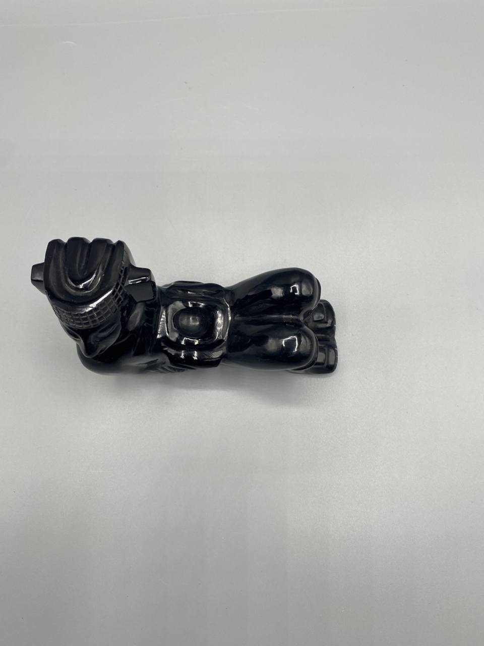 Sculpture Chac Mool en onyx noir – figure mésoaméricaine style aztèque – Mexique XXe