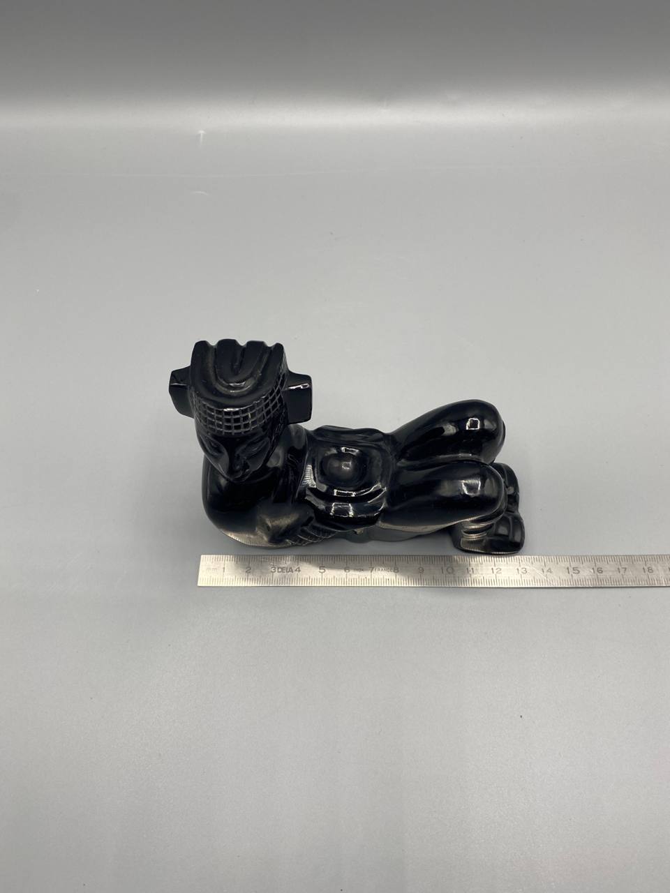 Sculpture Chac Mool en onyx noir – figure mésoaméricaine style aztèque – Mexique XXe