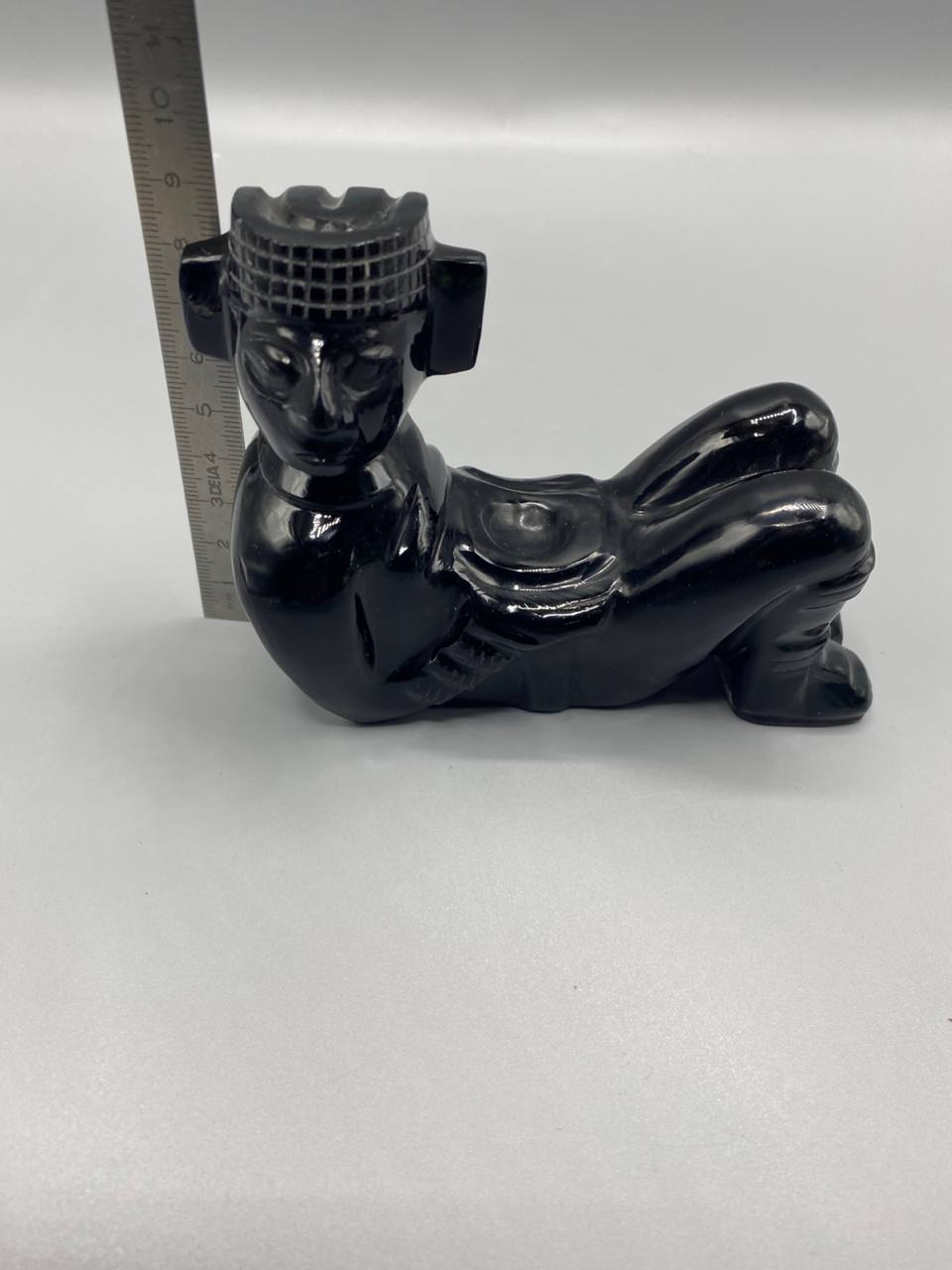 Sculpture Chac Mool en onyx noir – figure mésoaméricaine style aztèque – Mexique XXe