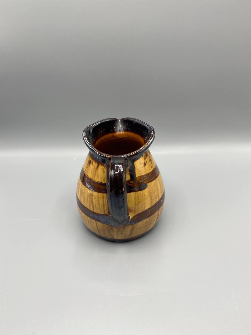 Pichet en grès vernissé – Décor tonneau cerclé – Glaçure miel et brun – France