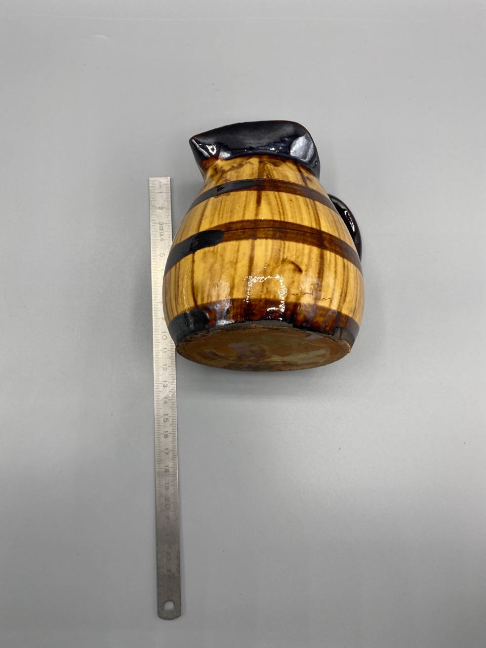 Pichet en grès vernissé – Décor tonneau cerclé – Glaçure miel et brun – France
